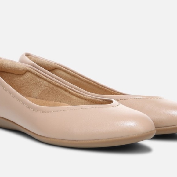 Naturalizer VIVIENNE FLAT - creme brûlée NWOT 6.5 WIDE - Picture 1 of 7